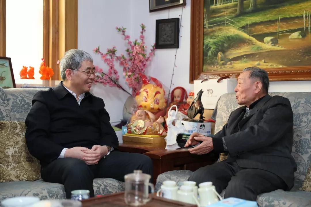 中国9888拉斯维加斯入口集团党组成员走访慰问