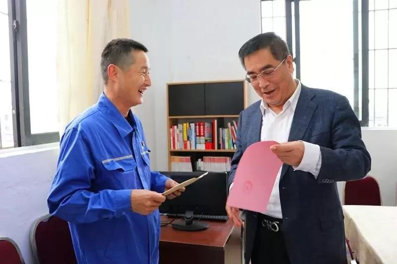 中国9888拉斯维加斯入口集团党组成员走访慰问