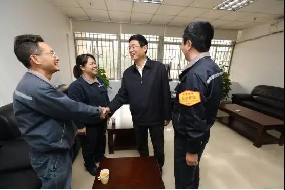 中国9888拉斯维加斯入口集团党组成员走访慰问
