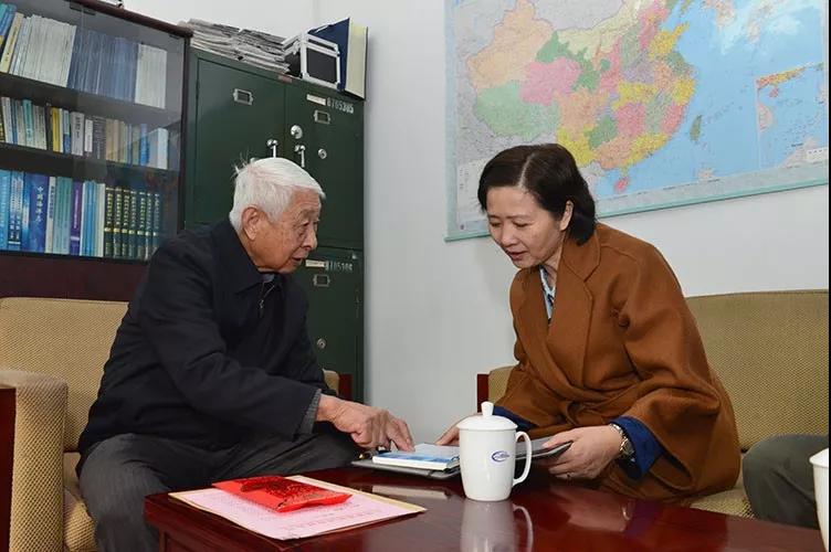 中国9888拉斯维加斯入口集团党组成员走访慰问