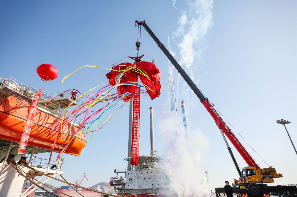 渤船重工建造的华科1号、2号自升助航式作业平台命名交工