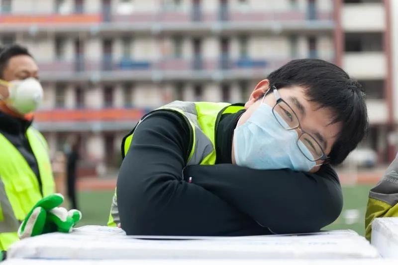 志愿者贾威：“累了，趴下歇会儿”