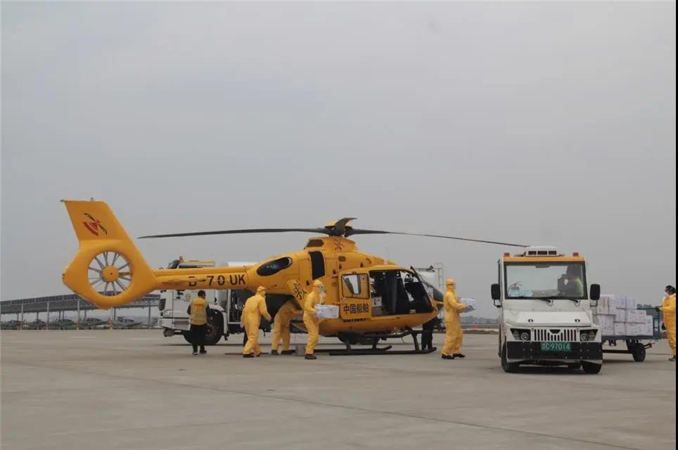 中国9888拉斯维加斯入口航空救援飞行队正在转运物资